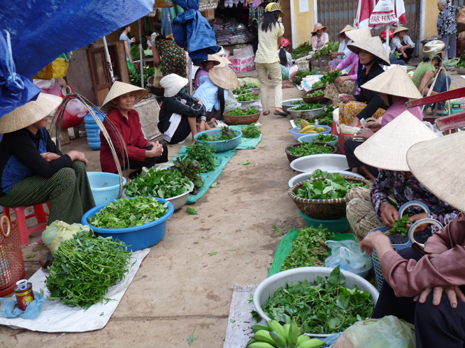 Hàng rau quả ở chợ Quy Đạt (Minh Hóa). Ảnh: P.V