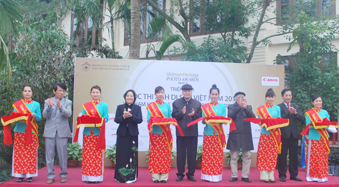 Lễ cắt băng khai mạc triển lãm cuộc thi ảnh Di sản Việt Nam 2013.