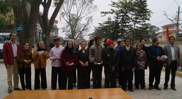 Đại diện lãnh đạo NXB Kim Đồng tặng quà cho người dân  bị ảnh hưởng bão lụt