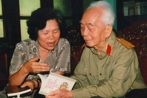 Đại tướng Võ Nguyên Giáp và tác giả. (Ảnh: Tác giả cung cấp)