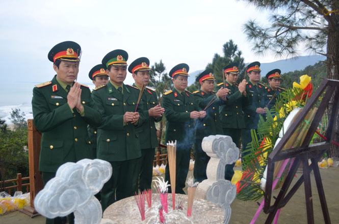 Đồng chí Thiếu tướng Nguyễn Tân Cương cùng đoàn công tác đến viếng mộ Đại tướng Võ Nguyên Giáp.