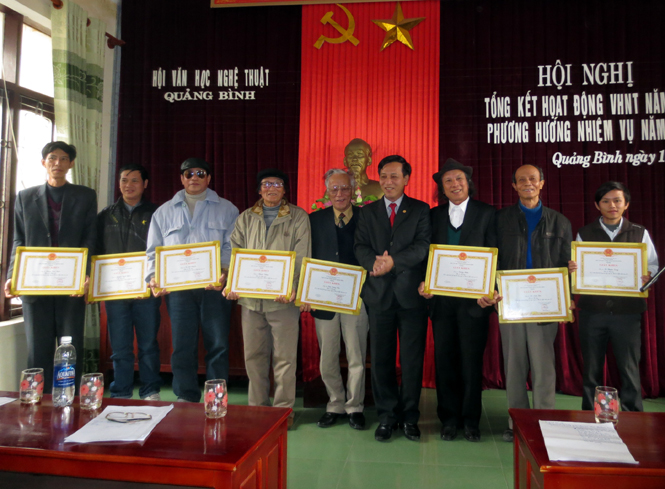 Các Hội viên đạt thành tích trong sáng tác và các hoạt động phong trào năm 2013 được tặng giấy khen của Hội Văn học Nghệ thuật