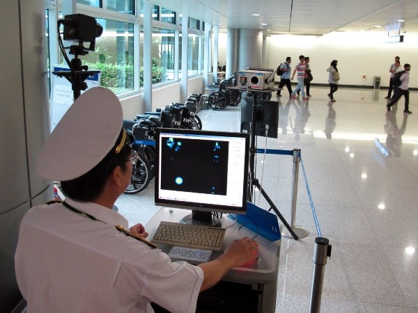 Kiểm dịch y tế tại Cửa khẩu quốc tế sân bay Tân Sơn Nhất. (Ảnh: Phương Vy/TTXVN)