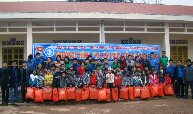 Trao quà cho các em học sinh Trường TH Bãi Dinh