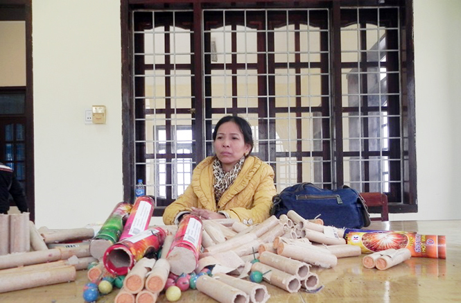 Bà Võ Thị Huê, chủ phương tiện và số pháo bị bắt giữ.