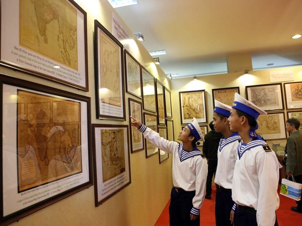 Chiến sỹ hải quân xem các tư liệu tại triển lãm. (Ảnh: Trần Lê Lâm/TTXVN)