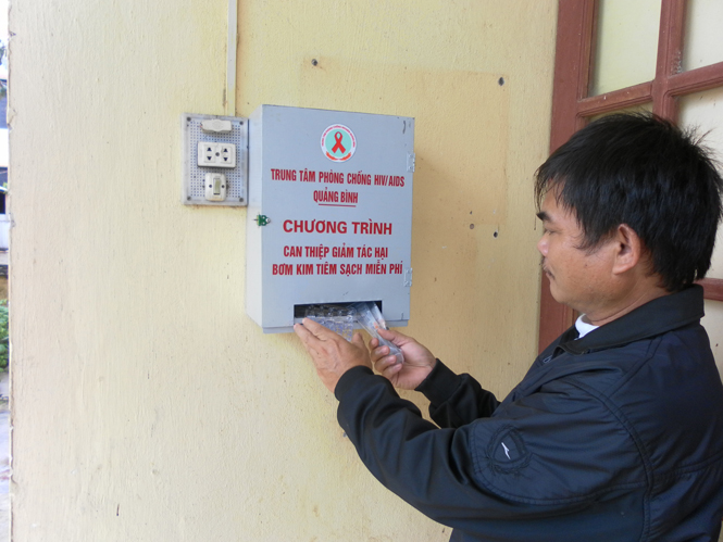 Chương trình cung cấp bơm kim tiêm sạch nhằm dự phòng lây nhiễm HIV trong đối tượng nghiện ma túy đang được triển khai tại nhiều địa phương trong tỉnh