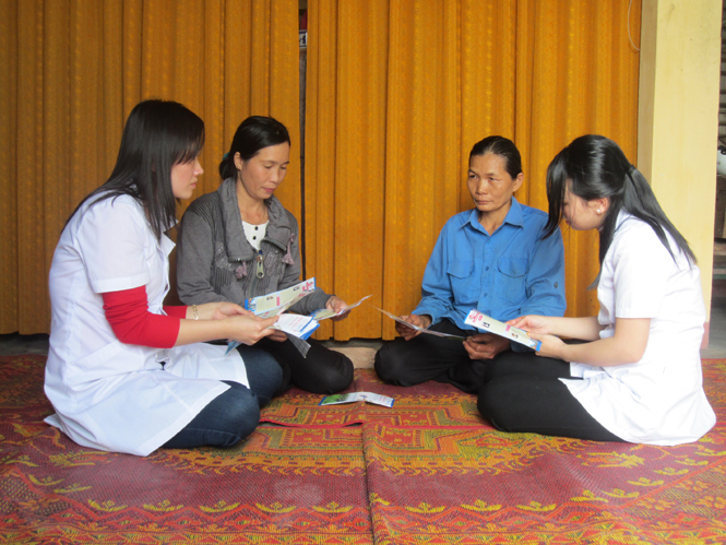 Cán bộ Trung tâm Y tế dự phòng thành phố Đồng Hới đang tuyên truyền hướng dẫn bà con cách phòng chống một số dịch bệnh.