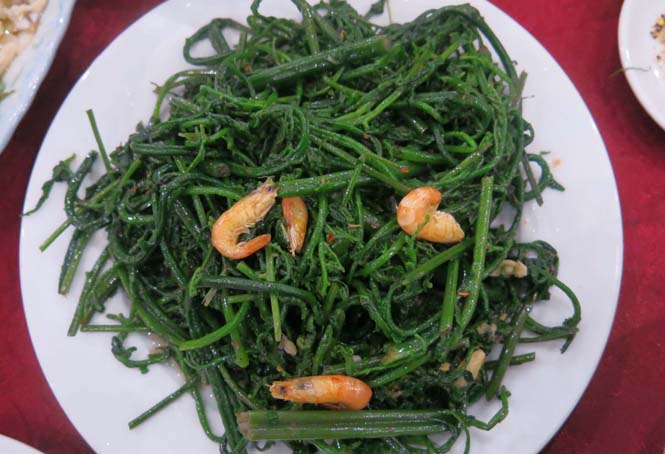 Món rau tớn xào tôm đất trong mâm cơm báo hiếu.