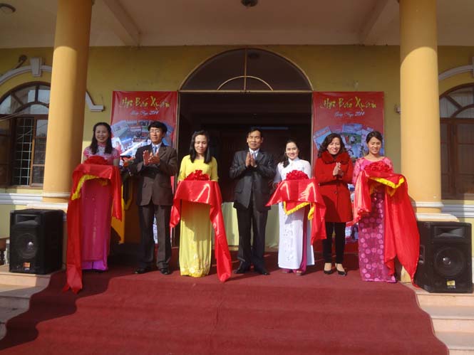 Đại diện lãnh đạo và các cơ quan báo chí cắt băng khai mạc Hội báo xuân năm nay