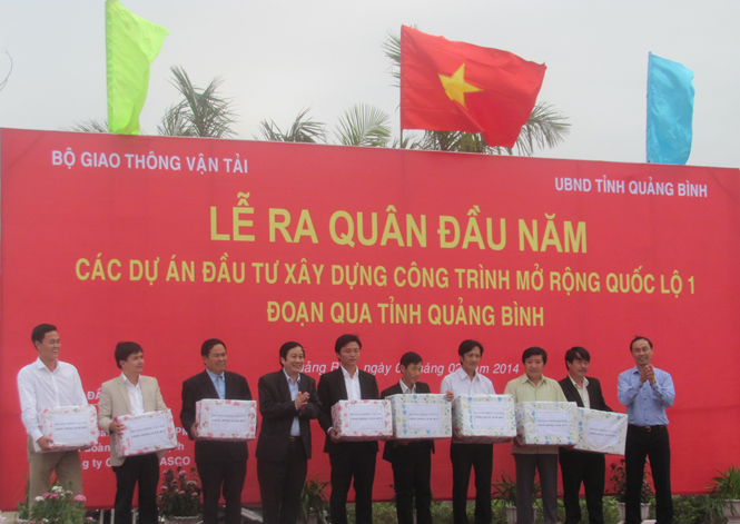 Đồng chí Nguyễn Xuân Quang và đồng chí Lê Đình Thọ tặng quà cho các đơn vị thi công.