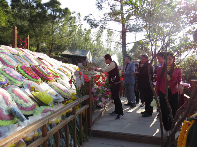 Người dân cung kính viếng hương trước linh mộ Đại tướng Võ Nguyên Giáp.