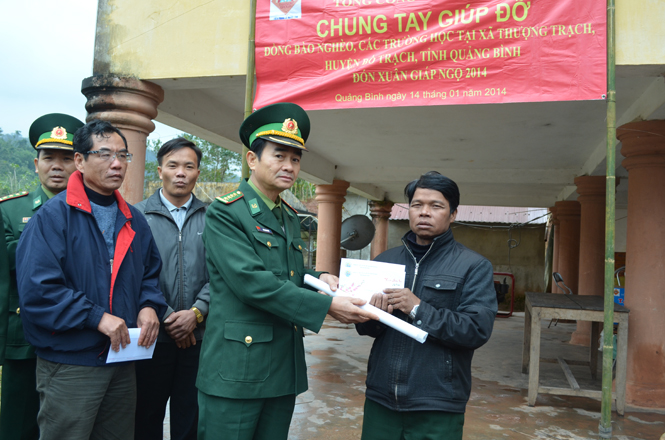 Đại tá Bùi Quang Đức, Phó Chỉ huy trưởng BĐBP tỉnh thăm, tặng quà Tết cho đồng bào dân tộc thiểu số xã Thượng Trạch (Bố Trạch)