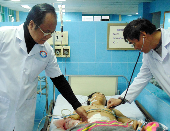 Bác sỹ Bệnh viện hữu nghị Việt Nam-Cu Ba Đồng Hới đang kiểm tra tình trạng sức khỏe của bệnh nhân Lê Hữu A.