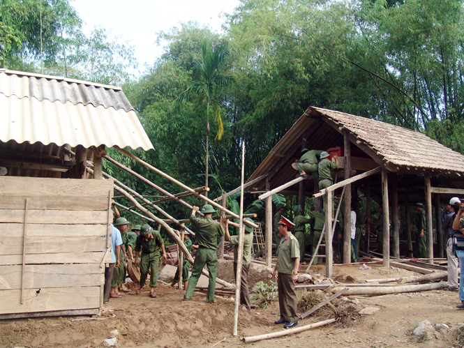Lực lượng vũ trang huyện Quảng Trạch giúp dân  dựng lại nhà sau bão.