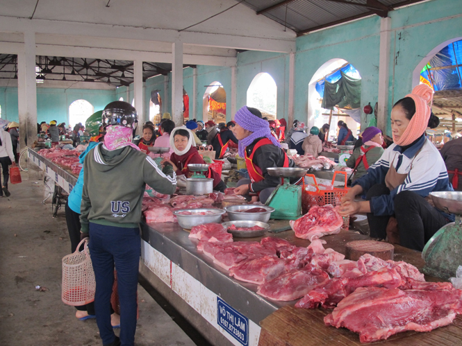 Mô hình chợ thí điểm bảo đảm vệ sinh an toàn thực phẩm tại chợ Hoàn Lão được triển khai ở ngành hàng thực phẩm tươi sống.