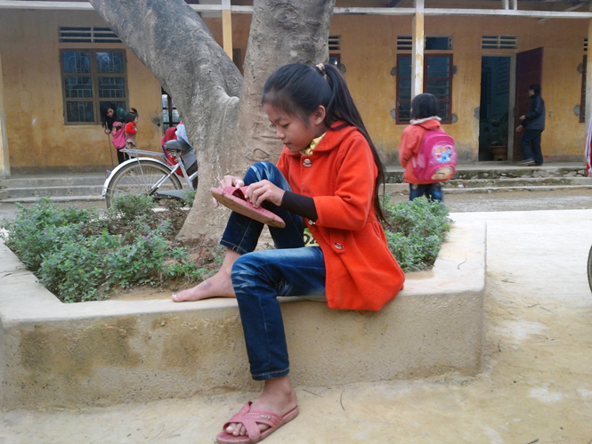 Đã hơn 2 tháng nay, em Hoàng Thị Diễm Hương đến trường  bằng đôi dép của bà ngoại.