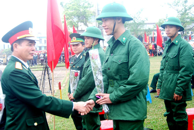 Đại tá Châu Tiến Dũng,  Chỉ huy trưởng Bộ chỉ huy Quân sự tỉnh động viên thanh niên trước lúc lên đường.