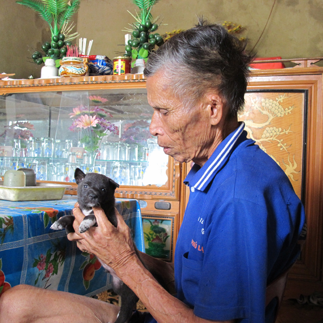 Thợ săn Nguyễn Xuân Thi  chỉ cách xem tướng chó săn cho phóng viên.