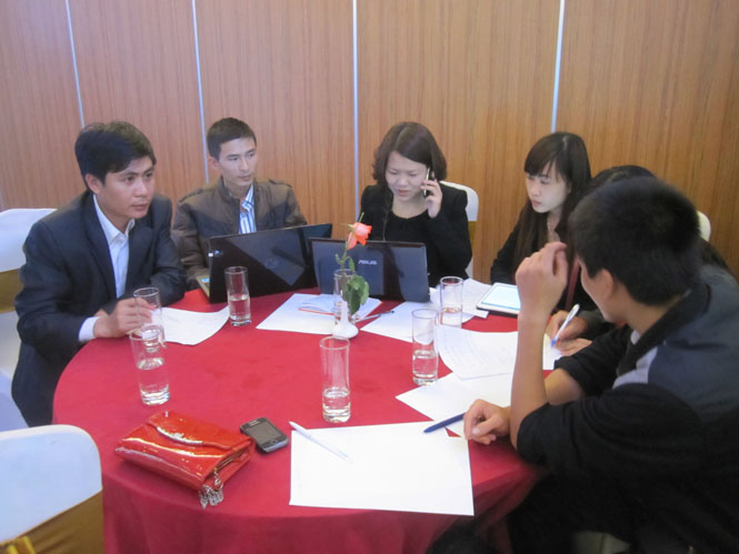 Các học viên đang tập trung thảo luận theo nhóm.
