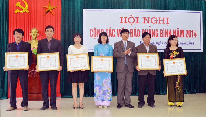 Đồng chí Hoàng Minh Tiến, Tỉnh uỷ viên, Tổng Biên tập Báo Quảng Bình trao bằng khen của UBND tỉnh cho tập thể, cá nhân đạt thành tích xuất sắc trong năm 2013.