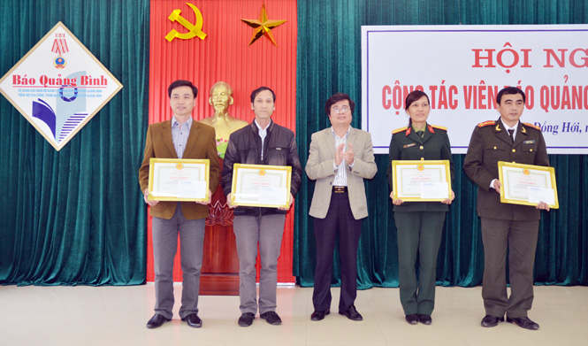 Đồng chí Đinh Tùng Lâm, Phó Tổng Biên tập trao giấy khen của Báo Quảng Bình cho đại diện các chuyên trang tuyên truyền.