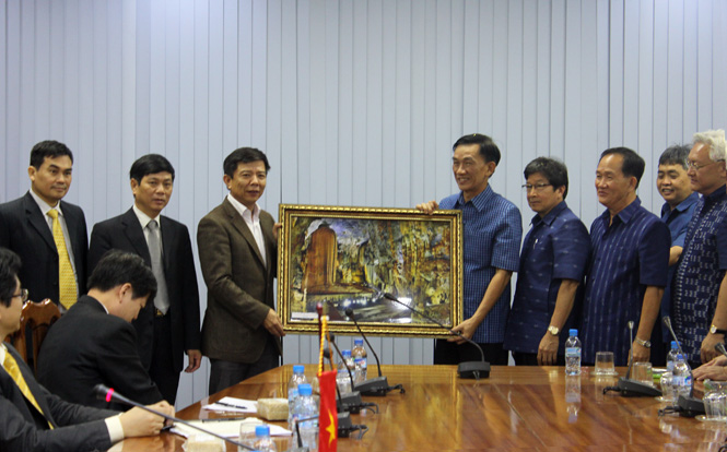 Đồng chí Nguyễn Hữu Hoài, Chủ tịch UBND tỉnh tặng quà lưu niệm cho Đoàn công tác tỉnh Sakon Nakhon, Vương quốc Thái Lan.
