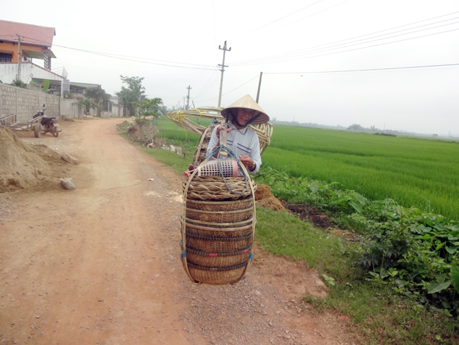 Không thể tiếp tục đan lát, ông Nguyễn Văn Tại chuyển sang thu mua sản phẩm của bà con đi bán nhưng cũng rất bấp bênh.