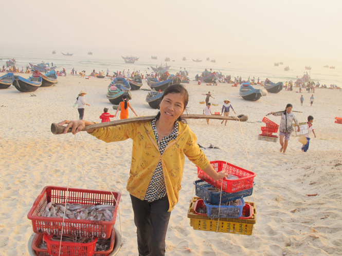 Gánh cá lên bờ bán cho thương lái.