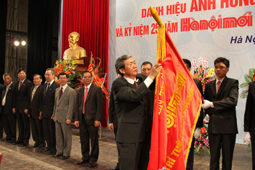 Đồng chí Đinh Thế Huynh, Trưởng Ban Tuyên giáo TƯ thay mặt Đảng và Nhà nước trao Quyết định phong tặng danh hiệu Anh hùng Lao động cho Báo Hànộimới