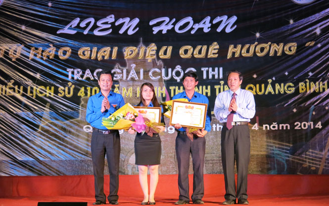 Đồng chí Hoàng Đăng Quang, Phó Bí thư Thường trực Tỉnh ủy, Trưởng đoàn đại biểu Quốc hội tỉnh trao giải nhất cho các tập thể và cá nhân đoạt giải nhất cuộc thi 