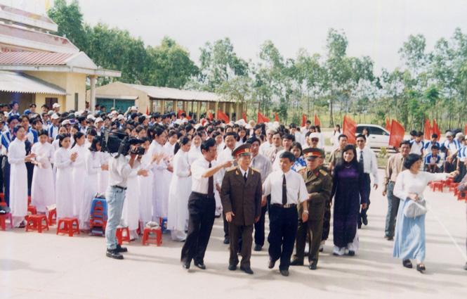  Đại tướng Võ Nguyên Giáp thăm Trường THPT chuyên Quảng Bình tháng 4-2002