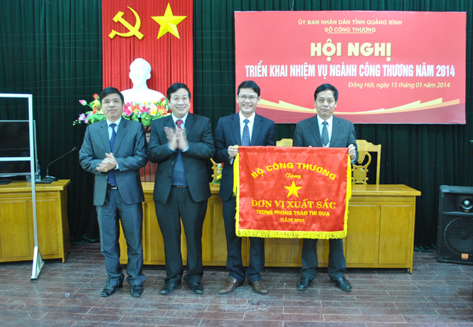 Thừa ủy quyền của Bộ Công thương, đồng chí Nguyễn Xuân Quang, UVTV Tỉnh ủy, Phó Chủ tịch Thường trực UBND tỉnh trao cờ đơn vị xuất sắc trong phong trào thi đua năm 2013 cho Sở Công thương.