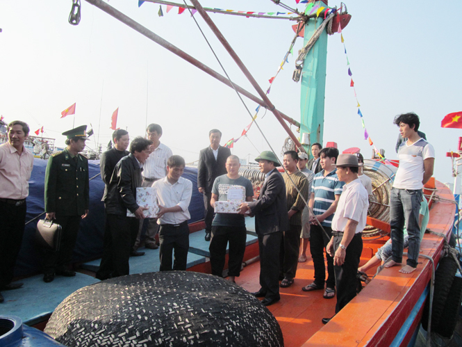 Đại diện lãnh đạo tỉnh thăm và động viên ngư dân bám biển, giữ vững ngư trường.