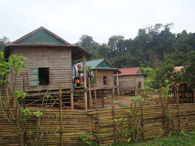  Đồng bào Ma Coong xã Thượng Trạch ngày càng ý thức hơn trong việc xây dựng bản làng sạch, đẹp                    Ảnh: THANH LONG
