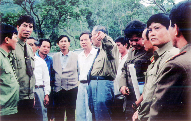 Đồng chí Đồng Sỹ Nguyên cùng lãnh đạo tỉnh ta và Bộ GTVT khảo sát mở đường Hồ Chí Minh tại ngã ba Xuân Trạch.