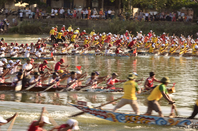 Lễ hội đua thuyền Lệ Thuỷ, được bảo tồn hàng trăm năm nay
