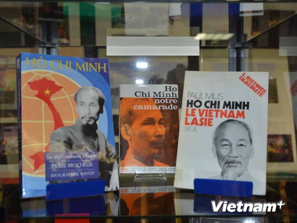 Một số hình ảnh và sách báo về Chủ tịch Hồ Chí Minh được trưng bày tại triển lãm. (Ảnh: Bích Hà/Vietnam+)