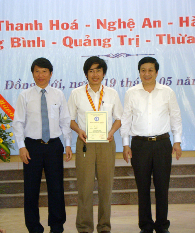 Đồng chí Nguyễn Xuân Quang, Phó Chủ tịch UBND tỉnh và ông Vũ Quốc Khánh, Chủ tịch Hội Nghệ sỹ nhiếp ảnh Việt Nam trao giải vàng cho tác giả Sỹ Minh với tác phẩm Cùng học.