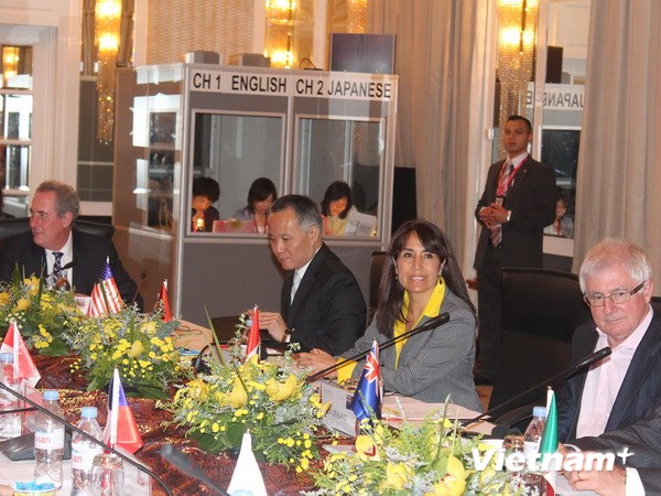 Trưởng đoàn đàm phán Việt Nam Trần Quốc Khánh, Thứ trưởng Bộ Công Thương (thứ 3 từ phải) tham dự hội nghị. (Ảnh: Lê Hải/Vietnam+)