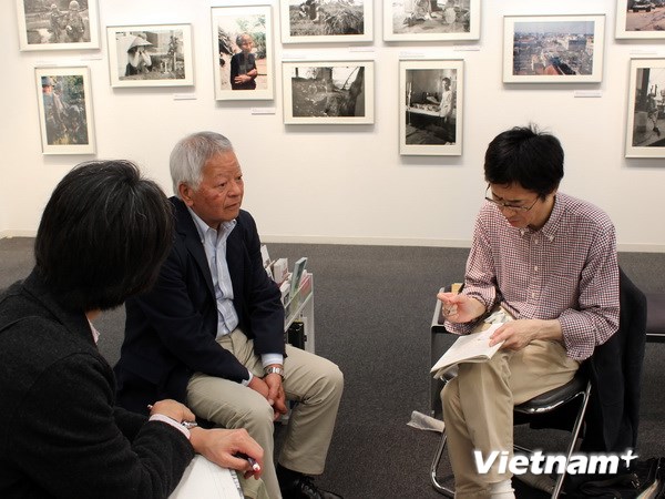 Nhiếp ảnh gia Ishikawa Bunyo (giữa) trả lời các phóng viên Nhật Bản về cuộc triển lãm ở Tokyo. (Ảnh: Hữu Thắng/Vietnam+)