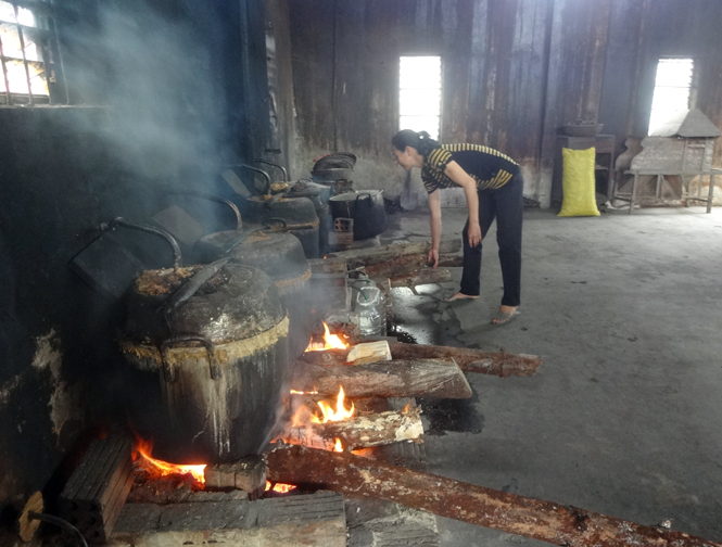 Nhiều thế hệ người dân làng Tuy Lộc đang cố gắng giữ gìn hương vị đặc trưng riêng có của rượu truyền thống mà cha ông họ để lại.