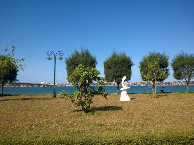 Công viên dọc bờ sông Nhật Lệ cần thêm nhiều bức tượng có giá trị về văn hóa và thẩm mỹ.