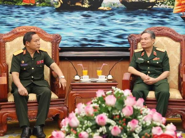 Thượng tướng Trương Quang Khánh tiếp Thiếu tướng Esamay Luangvansay. (Ảnh: Nguyễn Hồng Pha/TTXVN)
