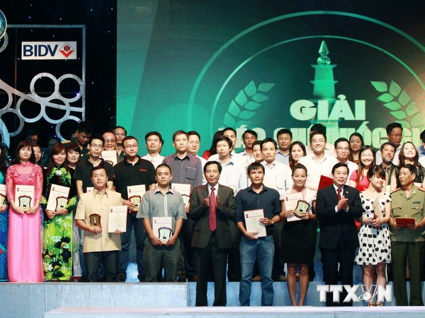 Các tác giả và nhóm tác giả nhận giải B Giải báo chí quốc gia năm 2012. (Ảnh: Doãn Tấn/TTXVN)