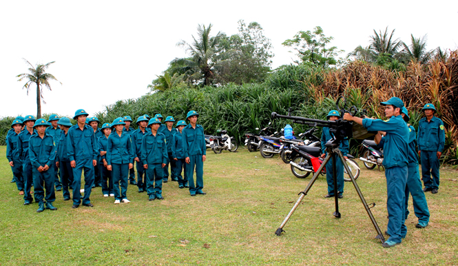 Thực hành huấn luyện binh chủng 12,7ly của dân quân Quảng Ninh.