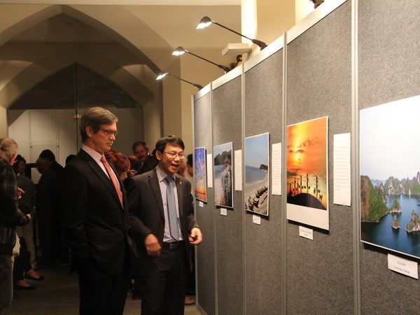 Tổng Lãnh sự Lê Viết Duyên giới thiệu ảnh triển lãm với Ngài Mike Nahan. (Ảnh do Tổng Lãnh sự quán Việt Nam tại Perth cung cấp)