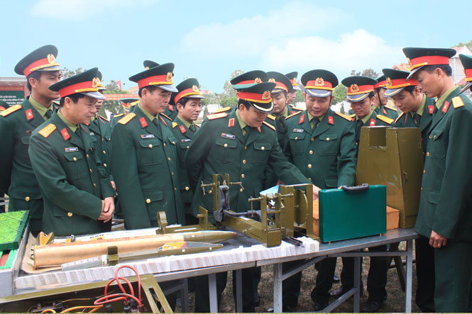 Thủ trưởng Quân khu, Thủ trưởng Bộ CHQS tỉnh tham quan mô hình học cụ  tại lễ ra quân huấn luyện Ảnh: Hoàng Cuối