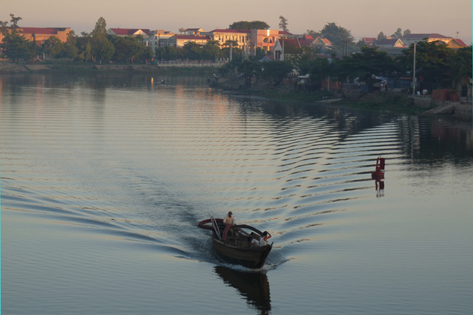 Bình minh trên dòng Kiến Giang. Ảnh: T.H