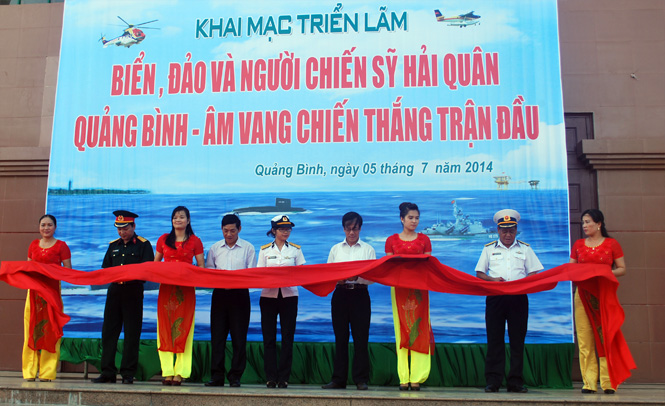 Đại diện lãnh đạo các ban, ngành hữu quan cắt băng khai mạc triển lãm.